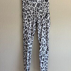 NWT Fabletics PureLuxe Oasis Legging Womens XS 4 Snow Leopard Print Workout